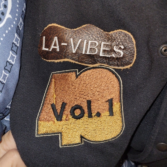 Custom embroidery 4 x 4 inch embroidery, multiple hoodie sizes, message me - Picture 10 of 16